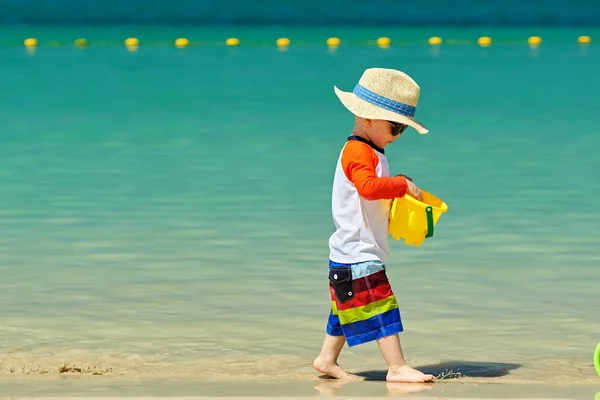 Toddler Chłopiec Kapeluszu Bawi Się Zabawkami Beach Plaży — Zdjęcie stockowe