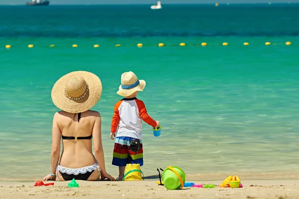 Två Gamla Barn Pojke Leker Med Strandleksaker Med Mamma Stranden — Stockfoto