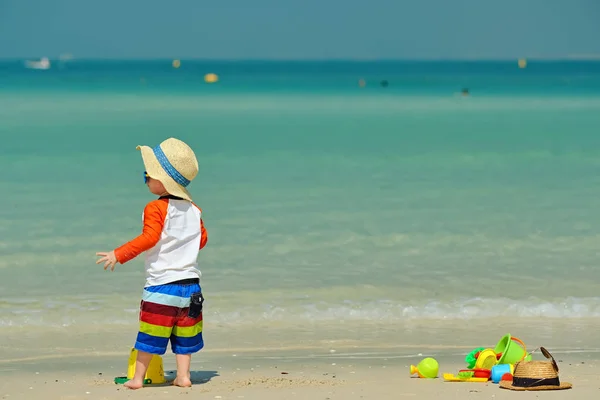 Δύο Χρονών Αγόρι Toddler Παίζει Παιχνίδια Στην Παραλία Στην Παραλία — Φωτογραφία Αρχείου