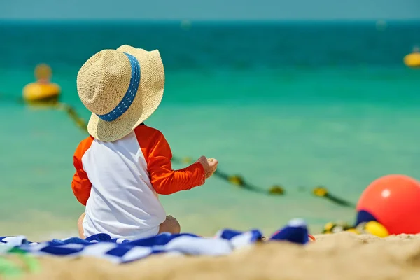 Dois Anos Idade Criança Menino Praia Chapéu Sol — Fotografia de Stock