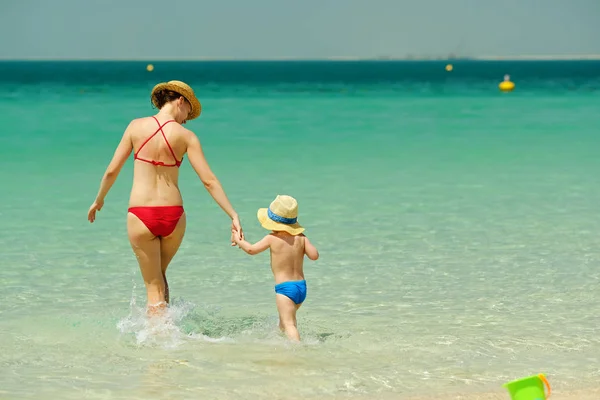 Двухлетний Мальчик Гуляющий Пляжу Матерью — стоковое фото