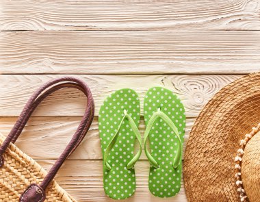 Seyahat ve plaj öğeleri natürmort ahşap arka plan üzerinde