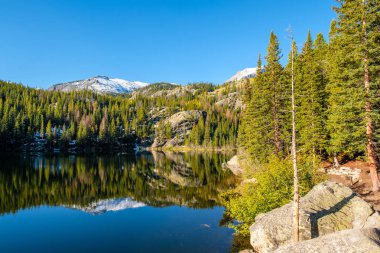 Bear Lake ve yansıması ile dağlarda kar sonbahar. Rocky Dağı Milli Parkı, Colorado, ABD. 