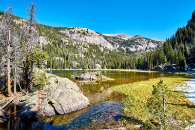 Lone Pine Lake kayalar ve sonbahar çevresinde dağlar. Rocky Dağı Milli Parkı, Colorado, ABD. 