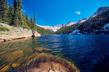Kayalar ve sonbahar çevresinde dağlar göl Verna. Rocky Dağı Milli Parkı, Colorado, ABD. 