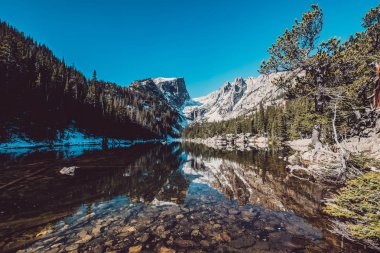 Göl ve kar dağlarda ile yansıma sonbahar hayal ediyorum. Rocky Dağı Milli Parkı, Colorado, ABD. 
