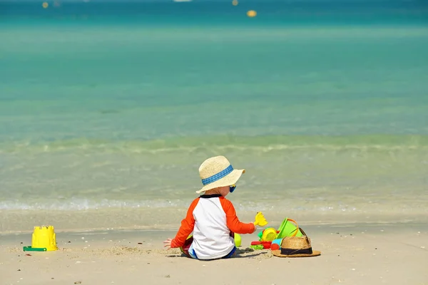 Två Gamla Barn Pojke Leker Med Strandleksaker Stranden — Stockfoto