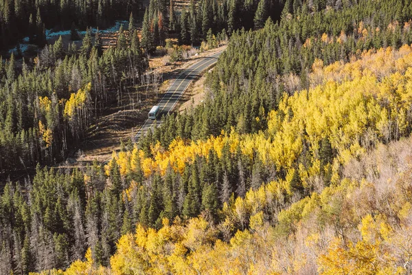 Rocky Dağı Ulusal Parkı 'nda sonbahar güneşli bir günde otoyol. Colorado, ABD. 