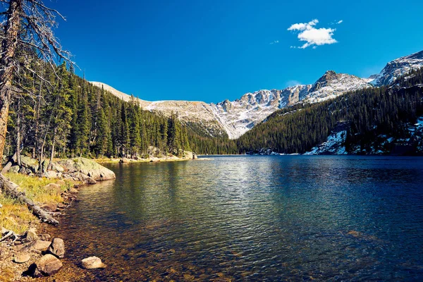 Kayalar ve sonbahar çevresinde dağlar göl Verna. Rocky Dağı Milli Parkı, Colorado, ABD. 