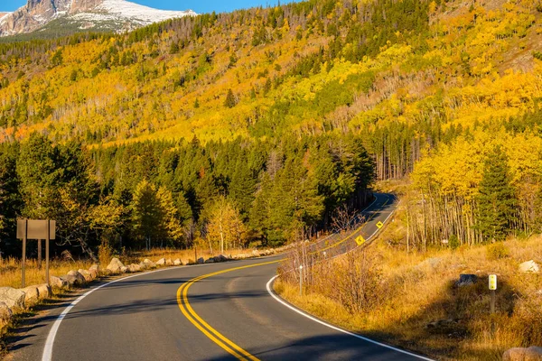 Dálnice Podzimním Slunném Dni Národním Parku Skalistých Hor Colorado Usa — Stock fotografie