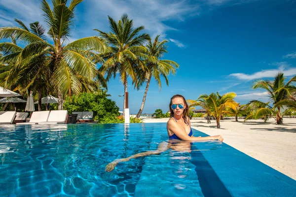 Vrouw Aan Het Strand Zwembad Maldiven — Stockfoto