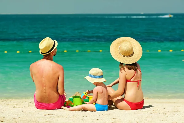 ビーチの家族だ 2歳の幼児男の子遊びとともにビーチおもちゃとともにお母さんとお父さんオンビーチ — ストック写真