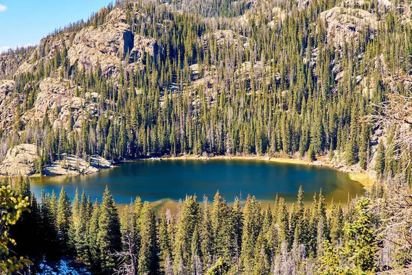 Lone Pine Lake kayalar ve sonbahar çevresinde dağlar. Rocky Dağı Milli Parkı, Colorado, ABD. 