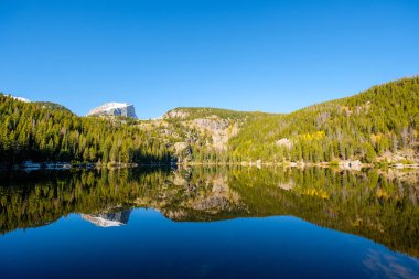 Bear Lake ve yansıması ile dağlarda kar sonbahar. Rocky Dağı Milli Parkı, Colorado, ABD. 