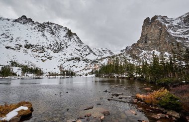 Göl Helene kayalar ve kar sonbahar bulutlu gökyüzü ile dağlarda. Rocky Dağı Milli Parkı, Colorado, ABD. 