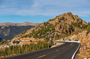 Trail Ridge Yolu, ABD 'nin sonbaharda kayaları ve dağları olan yüksek dağlık tundralarda en yüksek (12 bin 183 feet) sürekli karayolu. Colorado, ABD 'deki Rocky Dağı Ulusal Parkı. 