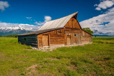 Alçak bulutlar ile eski mormon ahır Grand Teton Dağları'nda. Grand Teton Milli Parkı, Wyoming, ABD.