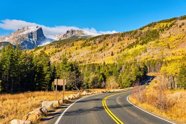 Rocky Dağı Ulusal Parkı 'nda sonbahar güneşli bir günde otoyol. Colorado, ABD. 