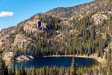 Lone Pine Lake kayalar ve sonbahar çevresinde dağlar. Rocky Dağı Milli Parkı, Colorado, ABD. 
