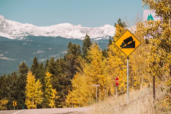 Branta Grade Lastbil Vägskylt Motorvägen Solig Höstdag Colorado Usa — Stockfoto