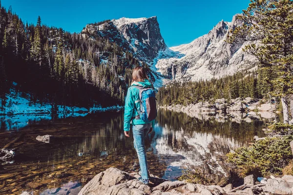 女性観光客夢湖付近の秋のロッキー山国立公園内 コロラド州 アメリカ合衆国 — ストック写真