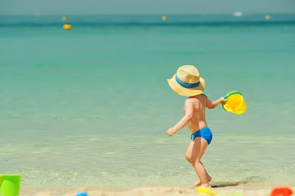Δύο Χρονών Αγόρι Toddler Παίζει Παιχνίδια Στην Παραλία Στην Παραλία — Φωτογραφία Αρχείου