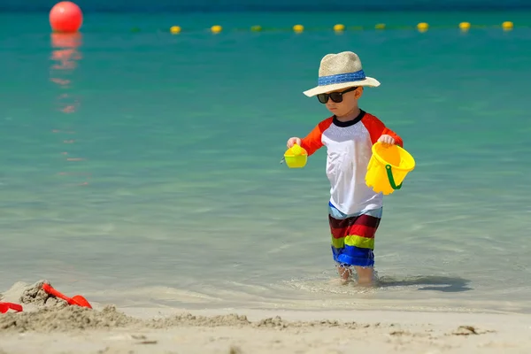 Δύο Χρονών Αγόρι Toddler Παίζει Παιχνίδια Στην Παραλία Στην Παραλία — Φωτογραφία Αρχείου