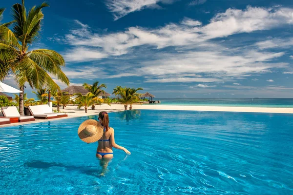 Woman Sun Hat Beach Pool Maldives — Stock Photo, Image