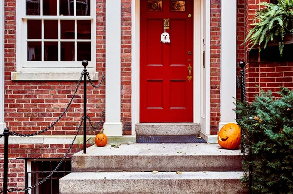 Kabaklar Cadılar Bayramı Sezonunda Kapının Yanında — Stok fotoğraf
