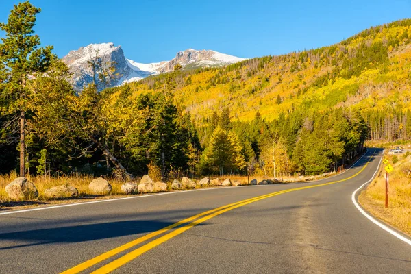 Autostrada Jesienny Słoneczny Dzień Parku Narodowym Rocky Mountain Kolorado Usa — Zdjęcie stockowe