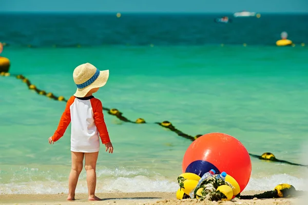 Zweijähriger Junge Mit Sonnenhut Spaziert Strand — Stockfoto