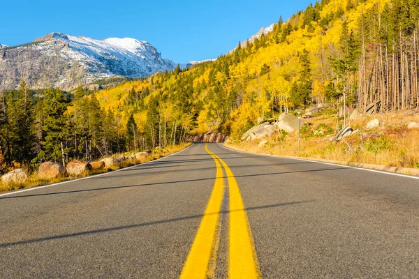 Autostrada Jesienny Słoneczny Dzień Parku Narodowym Rocky Mountain Kolorado Usa — Zdjęcie stockowe