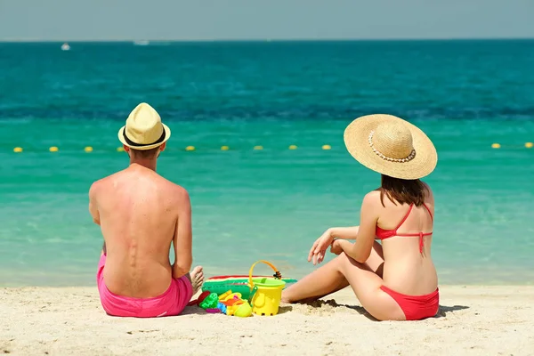 Coppia Una Spiaggia Tropicale — Foto Stock