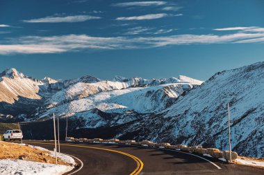 Trail Ridge Yolu, ABD 'nin sonbaharda kayaları ve dağları olan yüksek dağlık tundralarda en yüksek (12 bin 183 feet) sürekli karayolu. Colorado, ABD 'deki Rocky Dağı Ulusal Parkı. 