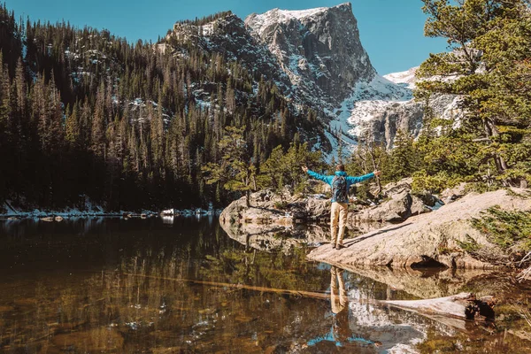 Turista Cerca Dream Lake Otoño Parque Nacional Las Montañas Rocosas — Foto de Stock