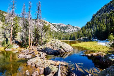 Lone Pine Lake kayalar ve sonbahar çevresinde dağlar. Rocky Dağı Milli Parkı, Colorado, ABD. 