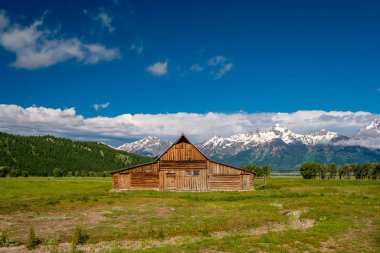 Alçak bulutlar ile eski mormon ahır Grand Teton Dağları'nda. Grand Teton Milli Parkı, Wyoming, ABD.
