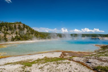 Sıcak termal bahar Excelsior Şofben krater yakınındaki Grand Prismatic bahar Yellowstone Milli Parkı, Wyoming, ABD