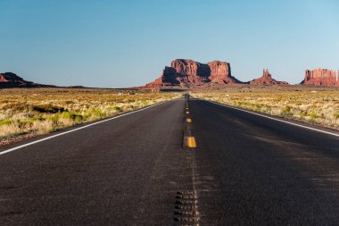 Arizona, ABD 'deki Monument Valley' deki boş manzaralı otoyol.