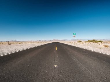 Nevada çölünde, ABD Açık karayolu.