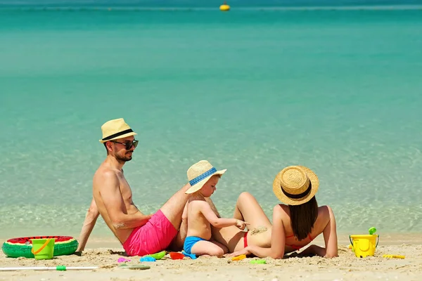 Család Parton Két Éves Kisfiú Játszik Strandon Anyával Apával Strandon — Stock Fotó