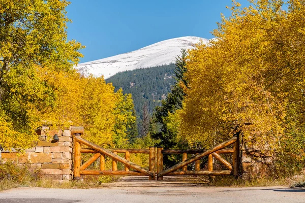 Rustic Gate Made Logs Unpaved Road Autumn Sunny Day Colorado — Stock Photo, Image