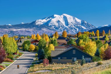 Sonbaharda Colorado, ABD 'de bir yerleşim yeri. Sopris Dağı manzarası.