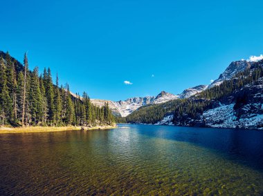 Kayalar ve sonbahar çevresinde dağlar göl Verna. Rocky Dağı Milli Parkı, Colorado, ABD. 