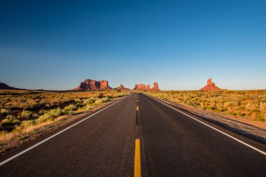Arizona, ABD 'deki Monument Valley' deki boş manzaralı otoyol.