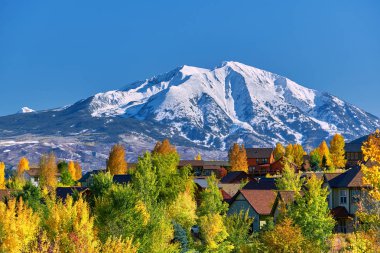 Sonbaharda Colorado, ABD 'de bir yerleşim yeri. Sopris Dağı manzarası.