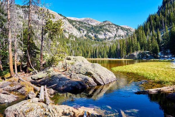 秋天有岩石和山脉的孤松湖 美国科罗拉多州洛基山脉国家公园 — 图库照片