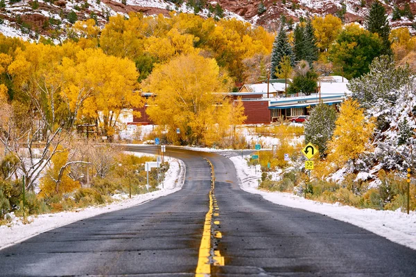 Cambio Stagione Prima Neve Alberi Autunnali Lungo Autostrada Bagnata Colorado — Foto Stock