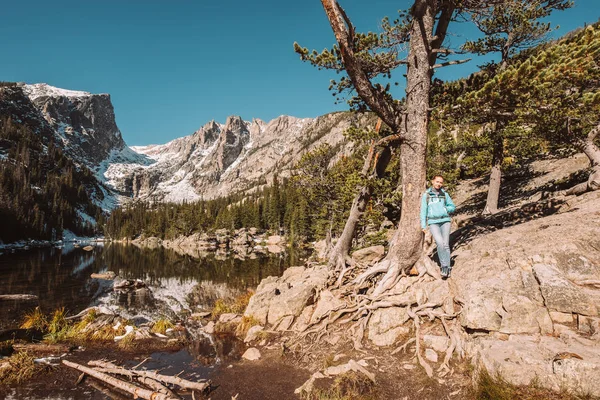 Touriste Près Dream Lake Automne Dans Parc National Des Rocheuses — Photo