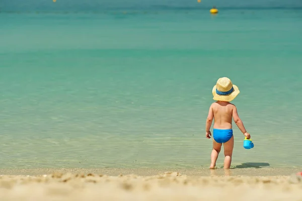 Két Éves Kisgyermek Fiú Játszott Játékok Beach Strandon — Stock Fotó